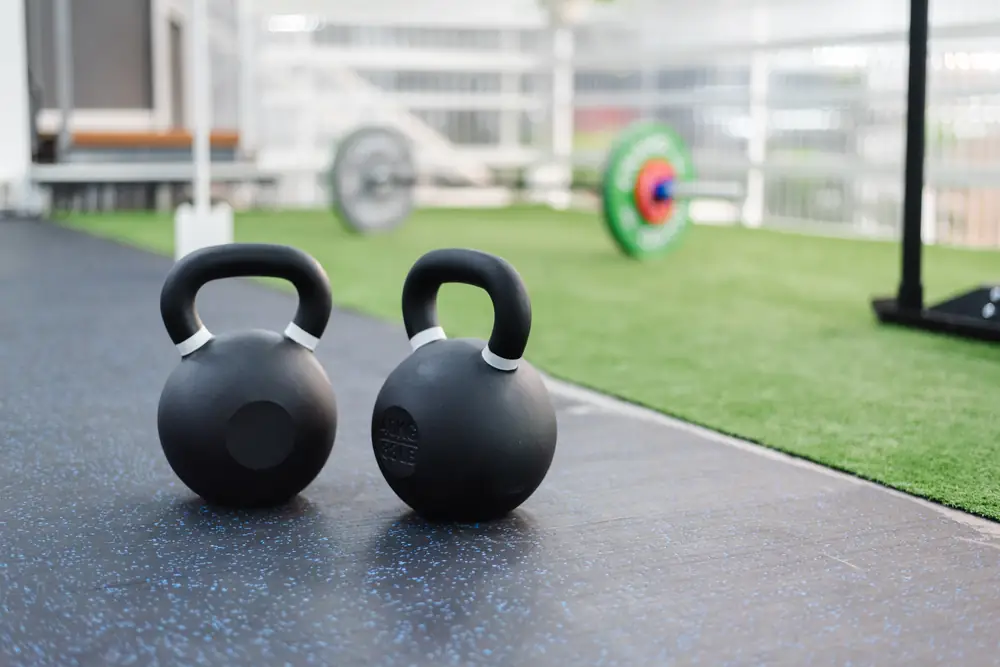 Kettlebells sobre el césped de entrenamiento