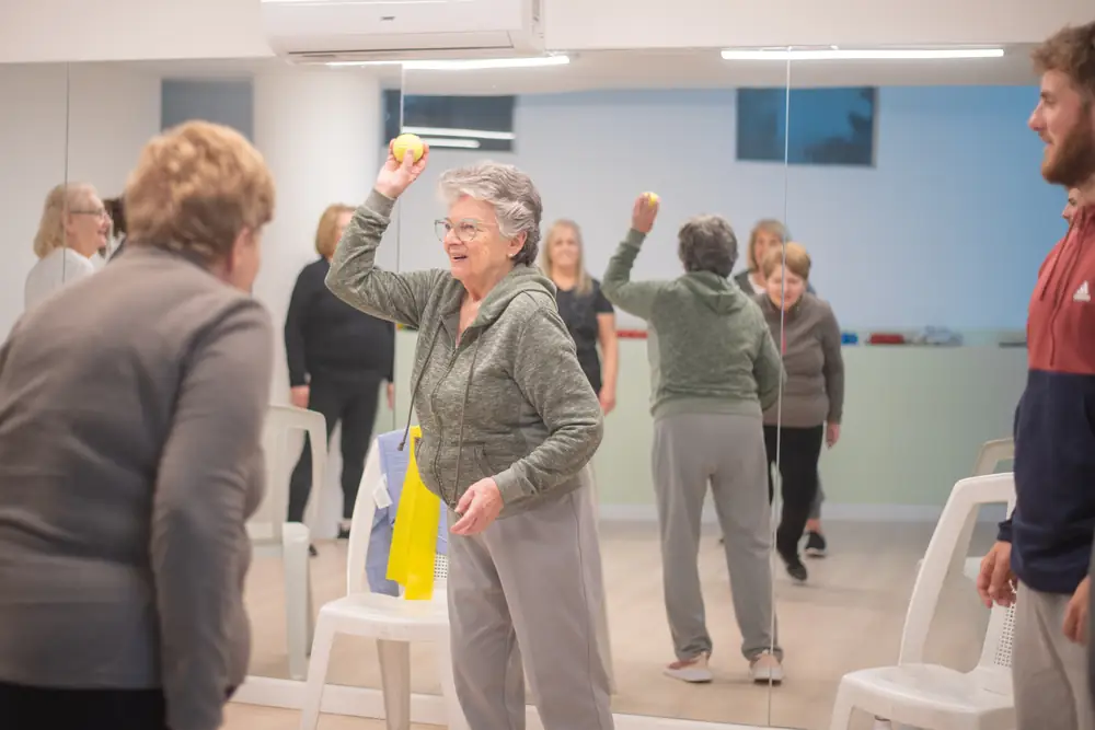 Clase de gimnasia para adultos